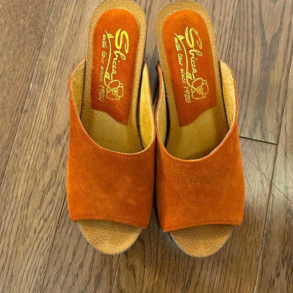 Women’s rust suede clogs in almost new condition!